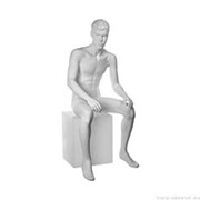 Манекен мужской стилизованный, скульптурный белый, для одежды в полный рост, сидячий. MD-Tom Pose 07 фото