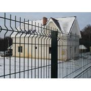 Забор из сварных металлических панелей фотография