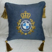 Подушка BMW синяя c короной и кистями фото