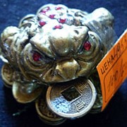 Сувенир Золотая жаба с монетой 4955 7х4 см. фото