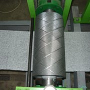 Вал тиснения металлический для оборудования для производства бумажных салфеток с крупным тиснильным рисунком. фотография