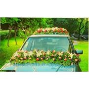 Гирлянда из цветов на крышу, капот и багажник свадебного автомобиля. фотография