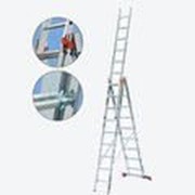 Универсальная алюминиевая трехсекционная лестница 3х10 ступеней Tribilo KRAUSE 010407 фотография
