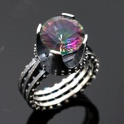Серебряное кольцо “Studded“ с мистик топазом от WickerRing фотография