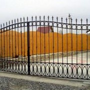 Ворота кованые с декоративной покраской фотография