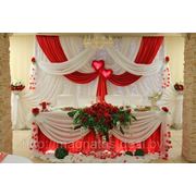 Украшение свадебного зала в красном цвете фотография