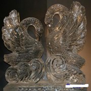 Ледяная скульптура Лебеди фото