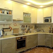 Кухня с фасадами из алюминиевого профиля и МДФ. фото