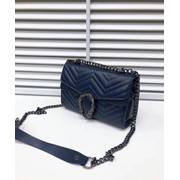 Женская сумка мессенджер с узором зигзагом и застежкой-подковой с узорами на цепочке 27 х 25 см синяя фото