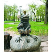 Фигура садово-парковая лягушка-царевна на камне фотография