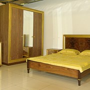 Гарнитур спальный из массива и шпона американского ореха фото