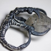 Серебряное кольцо “Коготь вороны“ с кварцем от WickerRing фото
