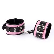 Розово-чёрные наручники с ремешком с двумя карабинами на концах фото