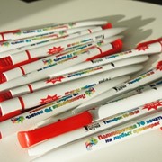 Ручки с цветным логотипом фотография