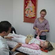 Китайский доктор, диагностика ,иглоукалывание, массаж тела фотография