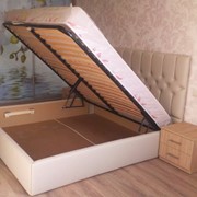 Мягкая двуспальная кровать с подъемным механизмом фото
