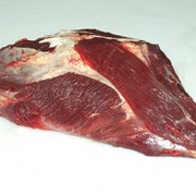Часть лопаточная говяжья, мясо говядина, части туши говядины, полуфабрикаты мясные натуральные охлажденные, мясо на кости. фото