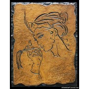 Гравюра на камне Девушка с птичкой фото