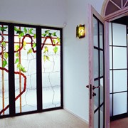 Картина на стекле состоящая из нескольких частей. фото