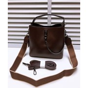 Женская сумка сэтчел с толстой плетеной цепочкой и широкой ручкой из эко кожи 18 х 22 см темно-коричневая фотография