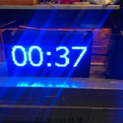 Светодиодная вывеска, наружные электронные часы фотография