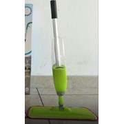 Швабра для уборки со встроенным распылителем зеленая фотография
