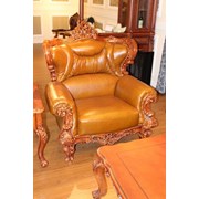 Кресло кожаное в классическом стиле из дуба. фотография