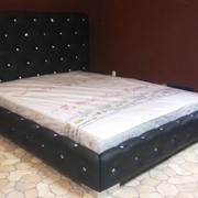 Двуспальная кровать с мягким изголовьем фото
