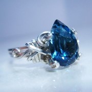 Кольцо с темно синим топазом (серебро) фото