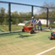 Строительство теннисного корта, покрытие искусственная трава, засыпка песком