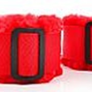 Красные меховые наручники на регулируемых черных пряжках фото