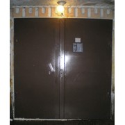 Покраска металлических дверей. фотография