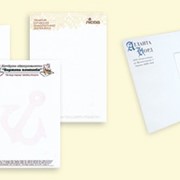 Бланки, конверты печатью с логотипа и адреса. фотография