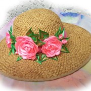Соломенная шляпа с декором фотография