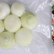 Лук чищенный свежий, салат из лука. Чищенные вакуумированные овощи. Вакуумированные овощи свежие фото