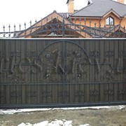 Ворота въездные откатные консольные, зашивка профлист + кованные элементы фото