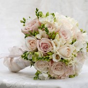 Букет свадебный из роз, лизиантуса, гипсафила и зелени фото