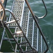 Лестницы для спусков в море фото