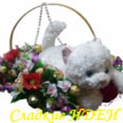 Кот или заяц в корзинке с цветами из конфет фото