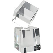 Награда «Куб» на постаменте