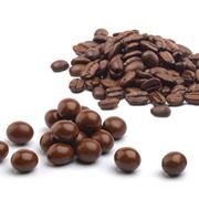Зерна кофе эспрессо в темном шоколаде