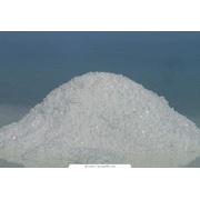 Белая соль для посыпания дорог фотография