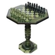 Шахматный стол с фигурами камень змеевик фото