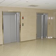 Лифты больничные без машинного помещения редукторные на канатной подвеске