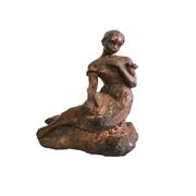 Скульптура сидящая девочка. фотография