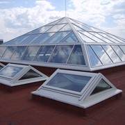 Светопрозрачная крыша с установленным зенитным фонарем фотография