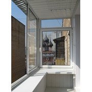 Алюминиевое и пластиковое остекление балконов с крышей и выносом фото
