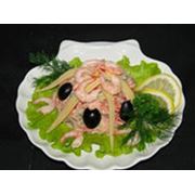 салат с кальмарами и овощами. фотография