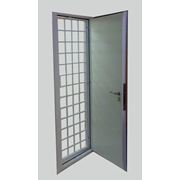 Дверь металлическая с решетчатой дверью в одной раме.