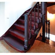 Одномаршевая лестница со средним забежными ступенями с поворотом на 180 гр. на металлокаркасе. Ограждение в классическом стиле с элементами фрезеровки. Материал: массив березы
